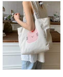 Détail du sac fourre-tout en velours côtelé blanc cassé avec motif de chat rose mignon