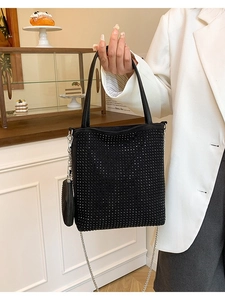 Sac fourre-tout noir orné de strass avec bandoulière chaîne et porte-monnaie assorti