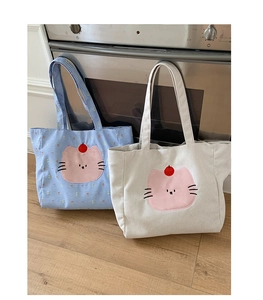 Détails des sacs cabas en velours côtelé beige et à carreaux bleu clair avec broderie chat
