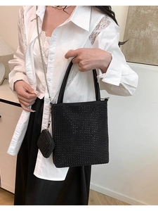 Sac fourre-tout noir à strass avec bandoulière chaîne et mini porte-monnaie