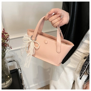 Borsa rosa minimalista in pelle con ciondolo a fiocco in pizzo bianco e perle