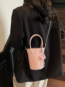Rosa Eimer-Tasche aus Leder mit Metallkette und Perlen-Schleifen-Anhänger-Detail
