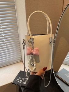 Cremeweiße Mini-Beuteltasche mit Perlen-Schleifen-Anhänger und silberner Kette