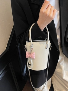 Weiße Eimertasche mit rosa karierter Schleife und Perlenherz-Anhänger mit Metallkette