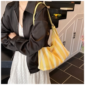 Detailansicht der gelben Netztasche mit verstellbarem Lederriemen und gestreiftem Stoff