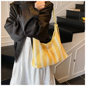 Detailansicht der gelb gestreiften Mesh-Tasche mit Lederriemen und Reißverschlussboden