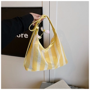 Sommerliche hobo-tasche für damen aus gelbem und weißem mesh-stoff mit riemen