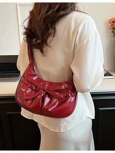 Sac à bandoulière plissé rouge foncé avec nœud élégant et design de sac dumpling incurvé