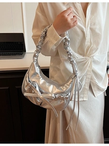 Sac hobo métallisé argenté avec poignée plissée et détail noeud papillon