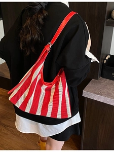 Gestreifte Netz-Schultertasche mit rot-weißem Webmuster und Lederriemen für den Sommer