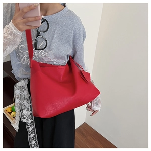 Λεπτομέρεια κόκκινης τσάντας tote με μοτίβο litchi και καρδιά για το γραφείο