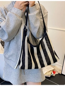 Minimalistische schwarz-weiß gestreifte Strick-Netztasche mit verstellbarem Riemen