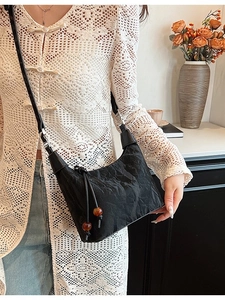 Minimalistische schwarze Plissee Hobo-Tasche mit Perlen-Kordelzug und verstellbarem Riemen