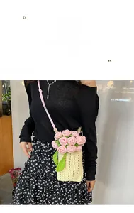 Dettaglio della borsa a secchiello all'uncinetto con fiori rosa 3D e foglie verdi