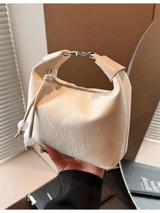 Minimalistische cremeweiße Beuteltasche mit Lederstruktur und Perlenanhängern