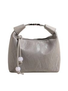 Elegante graubeige Umhängetasche mit Marmorperlen-Anhängern und stilvollem Metallgriff