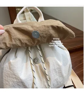 Dettaglio della fibbia magnetica sullo zaino in nylon leggero per una chiusura rapida