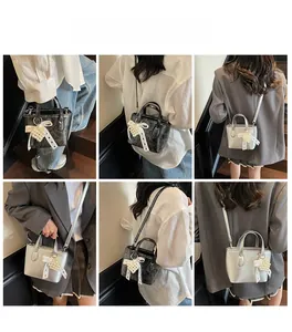 Mini borsa a secchiello con ciondolo a cuore di perle e nastro a pois in varie pose