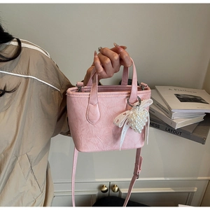 Borsa a secchiello rosa plissettata in ecopelle con fiocco di pizzo e perle e tracolla