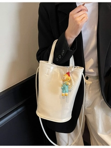 Sac seau blanc à texture crocodile avec chaîne perlée et breloque de dessin animé chic
