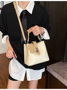 Elegante borsa a secchiello bianco crema con manici marroni e tracolla da donna