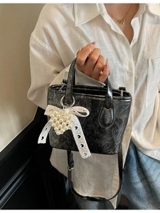 Borsa a secchiello vintage nera con trama marmorea e ciondolo di perle e pizzo