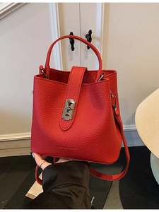 Secchiello in pelle rossa con motivo litchi, chiusura argento e tracolla regolabile