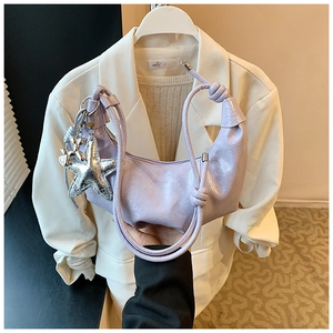 Détail du sac demi-lune plissé violet avec breloques étoile et chien ballon en argent