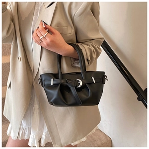 Détail d'un sac seau plissé noir avec boucles argentées et doubles poignées élégantes