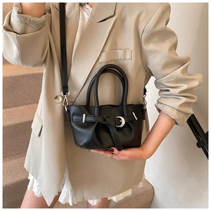 Détails du sac seau noir plissé avec boucle argentée et bandoulière ajustable
