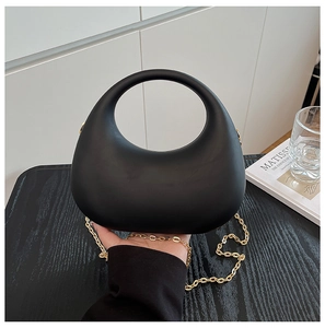 Detail der schwarzen Halbmond-Hobo-Tasche mit rundem Griff und goldener Kette