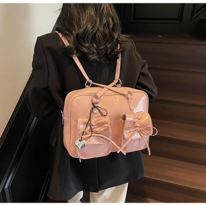 Zaino rosa lucido stile balletto con fiocchi decorativi e ciondoli a cuore in metallo