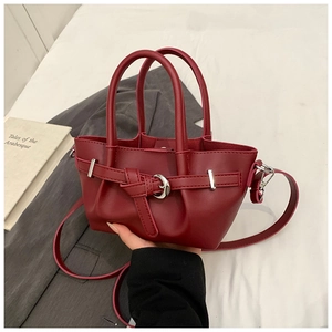 Détails du sac cabas bordeaux avec boucle argentée et texture en cuir PU lisse