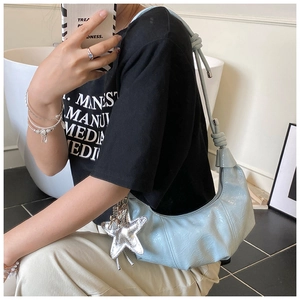 Sac croissant bleu clair plissé avec charm étoile et détail de bandoulière nouée