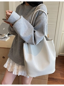Chic white crocodile pattern bucket bag with large capacity for daily commuting and leisure
