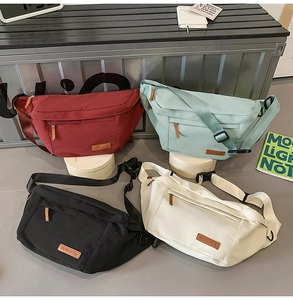 Présentation de sacs de poitrine grande capacité en quatre couleurs sur fond métal