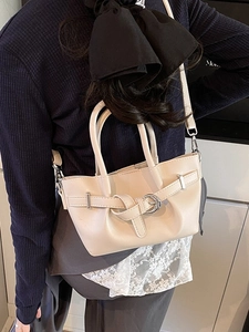 Sac seau blanc crème élégant avec ceinture décorative et boucle métallique