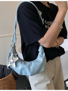Sac à bandoulière demi-lune plissé bleu clair chic avec fini brillant et breloque étoile