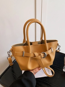 Petit sac seau jaune moutarde avec boucle métallique et poignée supérieure élégante