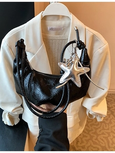 Sac à main demi-lune plissé noir chic avec breloque étoile argentée et bandoulière