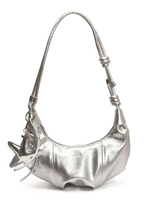 Sac sous le bras croissant argenté avec texture plissée et breloque étoile de mer