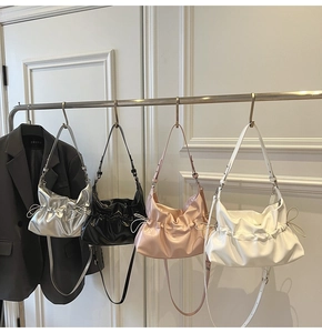 Sacs nuages froncés en plusieurs couleurs argent, noir et rose présentés sur des cintres