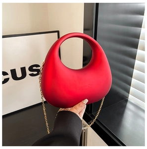 Schicke rote halbmondförmige Handtasche mit mattem Finish und feiner Goldkette