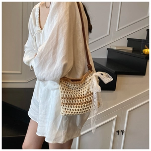 Détails de texture du sac bandoulière tissé avec un grand nœud en dentelle blanche