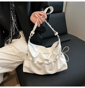 Détail du sac cabas plissé blanc brillant avec nœud à cordon et bandoulière réglable