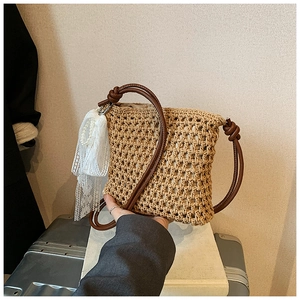 Détail d'un sac en coton tissé à la main avec dentelle, perles et lanières en cuir