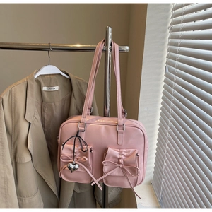 Borsa tote rosa stile balletto con fiocchi decorativi e ciondolo a forma di cuore d'argento