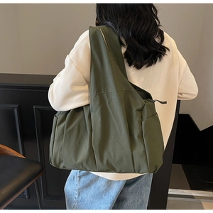 Vue détaillée du sac cabas vert olive montrant son design spacieux et sa toile durable