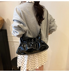 Détails du sac sous le bras plissé noir brillant avec cordon blanc et boucle métallique