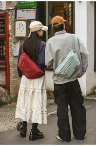 Détails des sacs de poitrine en nylon à grande capacité avec logo en cuir et tissu imperméable